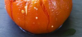 Gevulde tomaten met lente-ui en kaas