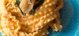Mafalde met pompoensaus, gefrituurde salie en een parmigianokoekje